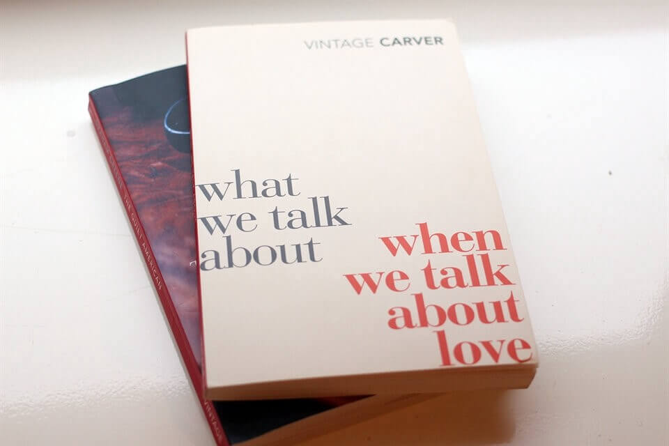 Tampilan depan cover buku karya Raymond Carver di atas meja putih